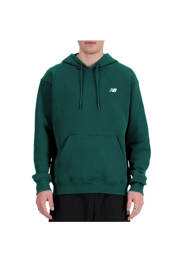 Bluza New Balance MT41508NWG - zielona. Okazja: na co dzień. Kolor: zielony. Materiał: bawełna, poliester, tkanina, dresówka. Wzór: aplikacja. Styl: klasyczny, casual