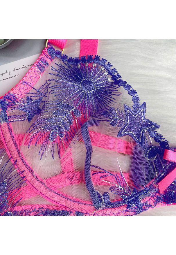 Intica - Komplet bielizny z kontrastującą lamówką na romantyczne okazje Varje. Kolor: wielokolorowy. Materiał: materiał