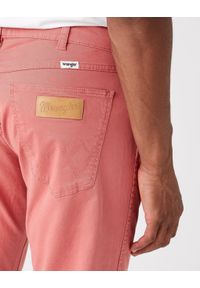 Wrangler - WRANGLER GREENSBORO MĘSKIE SPODNIE MATERIAŁOWE FADED ROSE W15QY6XAP. Materiał: materiał #3