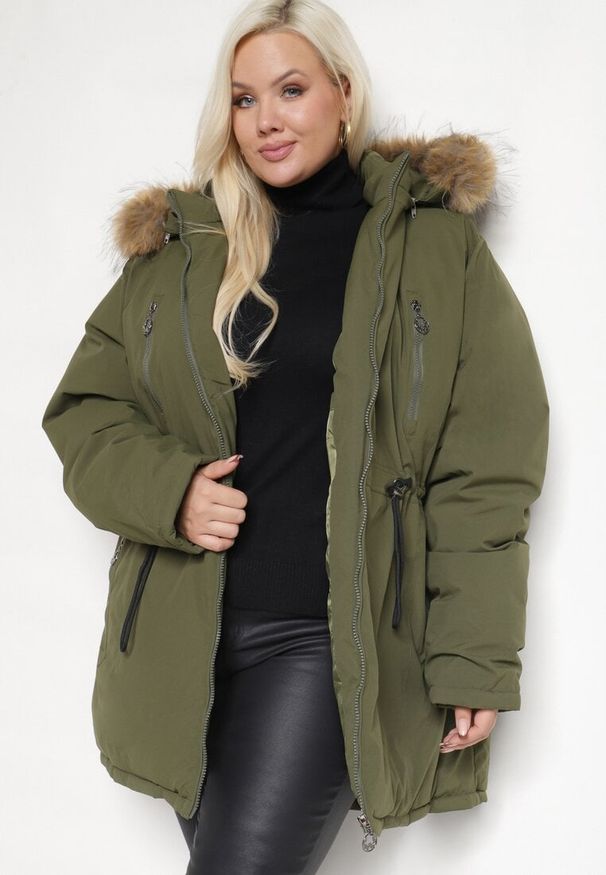 Born2be - Ciemnozielona Kurtka Parka Ocieplana z Troczkami i Odpinanym Kapturem Innorina. Kolor: zielony. Materiał: jeans. Długość rękawa: długi rękaw. Długość: długie. Sezon: zima