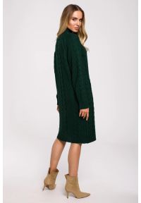 MOE - Sukienka sweterkowa z golfem i guzikami zielona. Typ kołnierza: golf. Kolor: zielony. Materiał: dzianina, poliamid, akryl. Sezon: zima, jesień #3