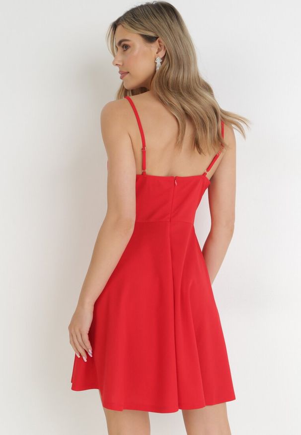 Born2be - Czerwona Rozkloszowana Sukienka Mini na Regulowanych Ramiączkach Kionidim. Okazja: na co dzień. Typ kołnierza: dekolt kopertowy. Kolor: czerwony. Wzór: gładki. Typ sukienki: proste, kopertowe. Materiał: dzianina. Długość rękawa: na ramiączkach. Styl: casual, elegancki, klasyczny. Długość: mini