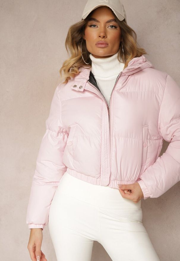 Renee - Różowa Pikowana Kurtka z Nieodpinanym Kapturem o Krótkim Kroju Tinneira. Okazja: na spacer. Kolor: różowy. Materiał: jeans. Długość rękawa: długi rękaw. Długość: krótkie. Styl: elegancki
