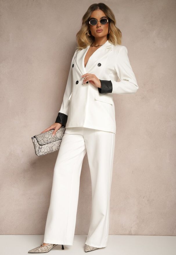Renee - Biała Taliowana Marynarka Ozdobiona Klapami Evelhiria. Okazja: na co dzień. Kolor: biały. Materiał: jeans. Wzór: aplikacja. Styl: elegancki, klasyczny, casual