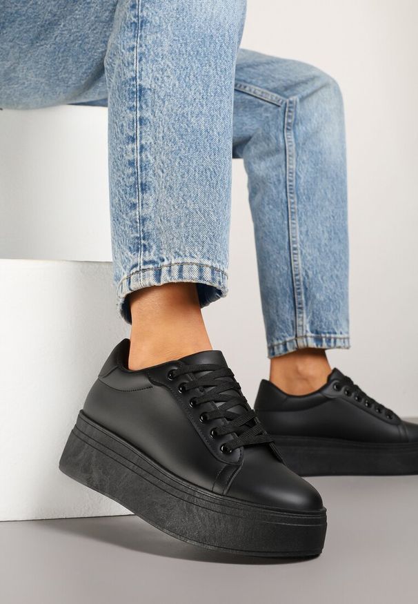 Renee - Czarne Basicowe Sneakersy na Platformie Milio. Okazja: na co dzień. Kolor: czarny. Obcas: na platformie