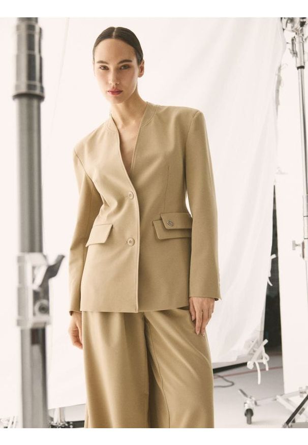 Reserved - Marynarka z poduszkami na ramionach - beżowy. Kolor: beżowy. Materiał: tkanina. Wzór: gładki