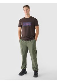 4f - 4F T-shirt regular z nadrukiem męski - brązowy XL. Okazja: na co dzień. Kolor: brązowy. Materiał: bawełna, jersey, dzianina. Długość rękawa: krótki rękaw. Długość: krótkie. Wzór: nadruk. Styl: sportowy, klasyczny, casual