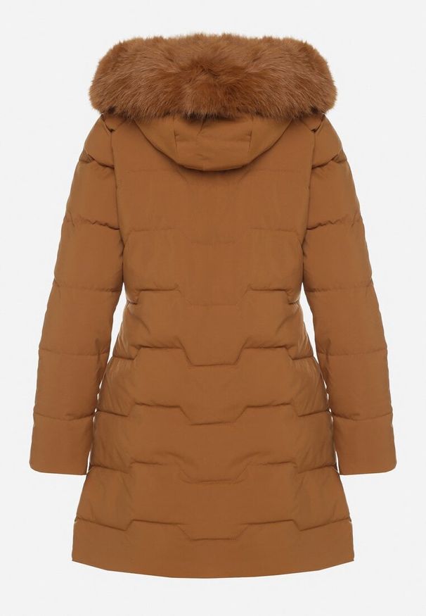 Born2be - Brązowa Taliowana Kurtka z Pikowanymi Przeszyciami i Kapturem z Futrem Mundria. Okazja: na co dzień. Kolor: brązowy. Materiał: futro. Styl: klasyczny, casual, elegancki