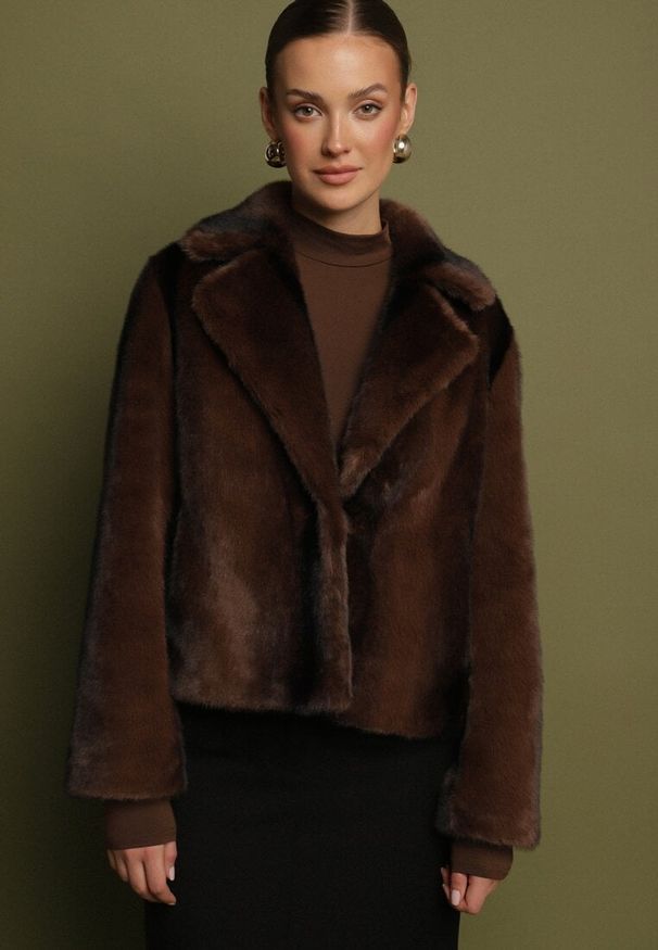 Born2be - Brązowa Jednorzędowa Kurtka Futerko o Krótkim Kroju Lonella. Okazja: na sylwestra, na spacer, na co dzień. Kolor: brązowy. Materiał: futro. Długość: krótkie. Styl: casual, elegancki