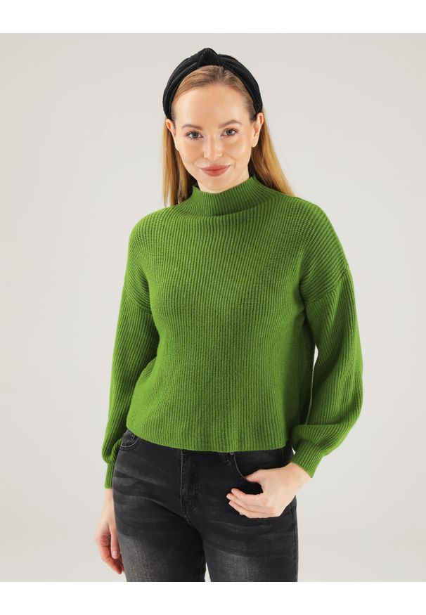 Unisono - SWETER O KRÓTSZYM FASONIE 88077 VERDE. Materiał: wiskoza, nylon, poliamid. Długość: krótkie