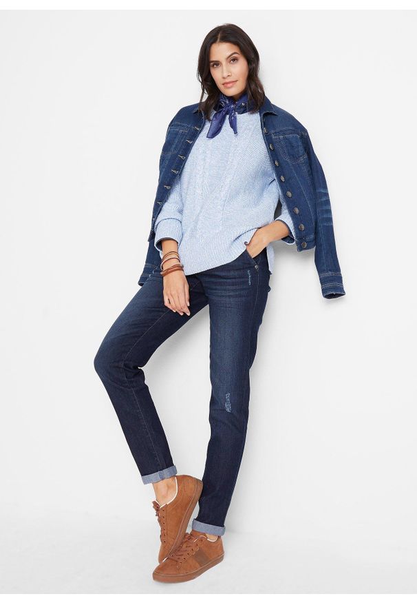 bonprix - Wygodne jeansy ze stretchem o kroju boyfriend. Okazja: na co dzień. Kolor: niebieski. Wzór: aplikacja. Styl: casual