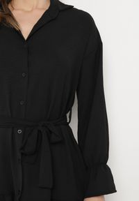 Born2be - Czarna Koszulowa Sukienka z Wiązanym Paskiem Stevania. Kolor: czarny. Materiał: materiał. Typ sukienki: koszulowe. Długość: mini #2