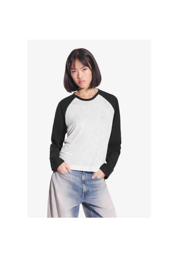 Koszulka sportowa damska Prosto College z długim rękawem. Kolor: czarny. Długość rękawa: długi rękaw. Długość: długie. Styl: sportowy