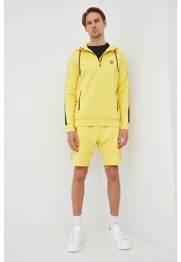 Lyle & Scott bluza męska kolor żółty z kapturem z aplikacją. Typ kołnierza: kaptur. Kolor: żółty. Materiał: poliester, materiał. Długość rękawa: raglanowy rękaw. Długość: krótkie. Wzór: aplikacja