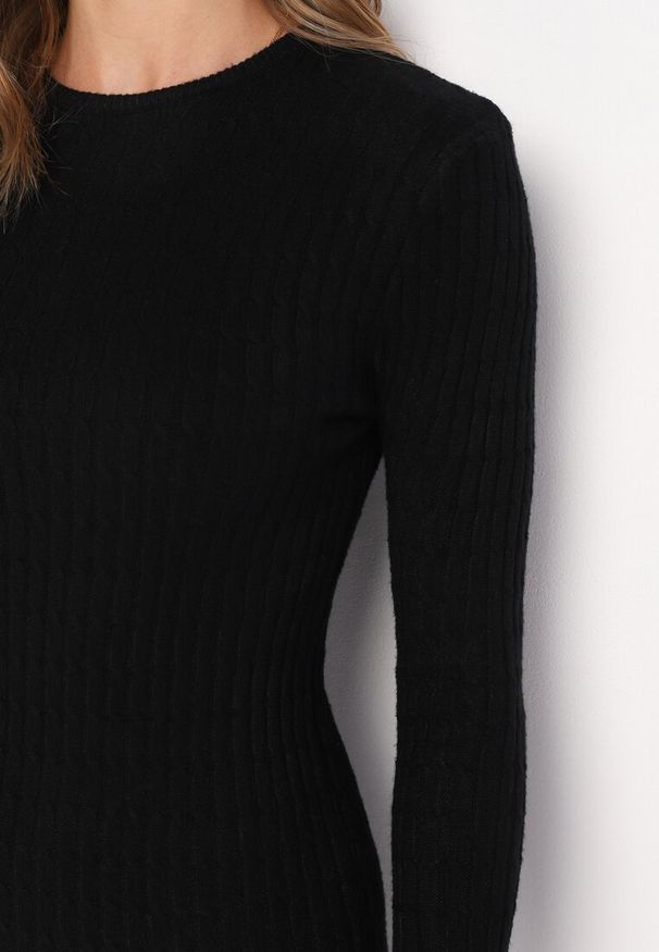 Born2be - Czarna Dzianinowa Sukienka Mini z Ozdobnym Prążkowaniem o Dopasowanym Fasonie Kais. Okazja: na co dzień. Kolor: czarny. Materiał: prążkowany, dzianina. Typ sukienki: proste. Styl: elegancki, casual. Długość: mini