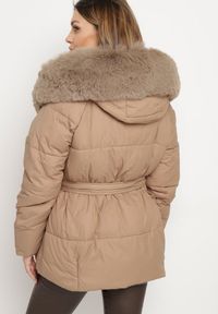 Born2be - Beżowa Pikowana Kurtka z Kapturem i Odpinanym Futrem z Paskiem w Tali Siamirae. Okazja: na co dzień. Typ kołnierza: kaptur. Kolor: beżowy. Materiał: futro. Styl: casual, elegancki #2