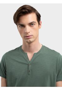 Big-Star - Koszulka męska z guzikami przy dekolcie zielona Alanco 303. Kolor: zielony. Materiał: bawełna. Wzór: aplikacja. Styl: klasyczny, elegancki #6