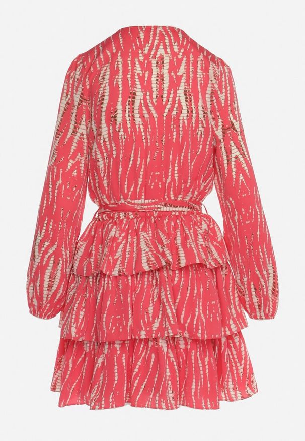 Born2be - Różowa Rozkloszowana Sukienka Mini Kopertowa z Paskiem i Falbankami w Abstrakcyjny Wzór Aintersa. Typ kołnierza: kołnierz z falbankami. Kolor: różowy. Wzór: nadruk. Typ sukienki: kopertowe. Długość: mini