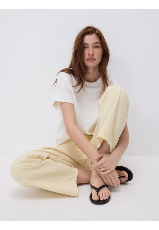 Reserved - Jeansy wide leg w prążek - żółty. Kolor: żółty. Wzór: prążki