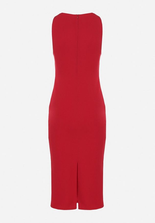 Born2be - Czerwona Sukienka z Wiskozą o Dopasowanym Kroju z Rozcięciem z Tyłu Denama. Okazja: na co dzień. Kolor: czerwony. Materiał: wiskoza. Styl: casual, klasyczny, elegancki