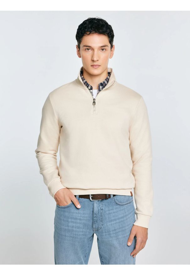 Big-Star - Bluza męska ze stójką kremowa Salih 103. Okazja: na co dzień. Typ kołnierza: kołnierzyk stójkowy. Kolor: kremowy. Materiał: skóra, wiskoza, dzianina, bawełna. Wzór: aplikacja. Styl: wizytowy, casual, elegancki