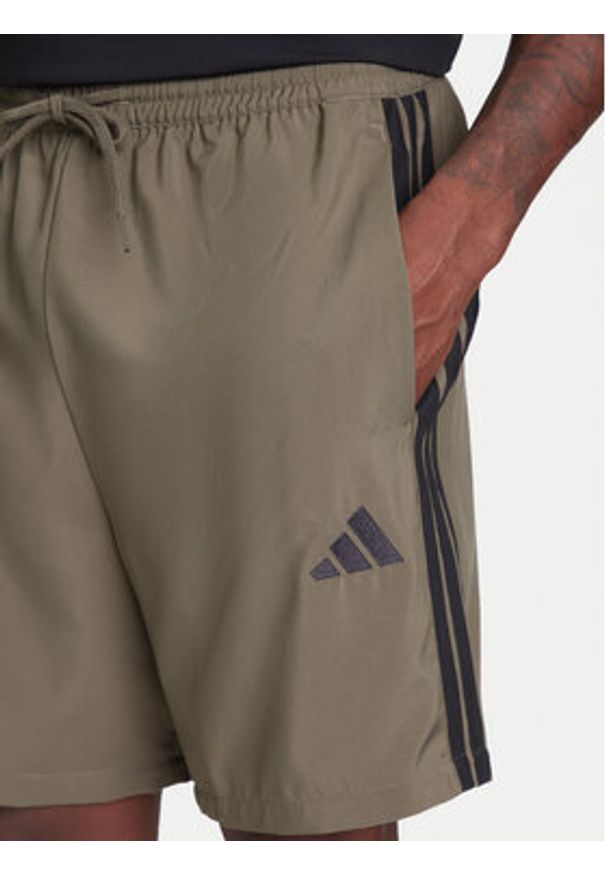 Adidas - adidas Szorty sportowe Essential 3-Stripes Chelsea JE6434 Khaki Regular Fit. Kolor: brązowy. Materiał: syntetyk. Styl: sportowy