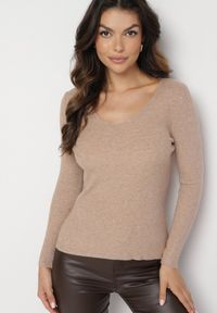 Born2be - Ciemnobeżowy Sweter Prążkowany z Trójkątnym Dekoltem Vorila. Okazja: na co dzień. Kolor: beżowy. Materiał: prążkowany. Styl: casual, elegancki