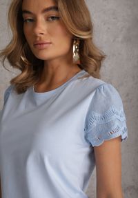 Renee - Niebieski T-shirt z Bawełny z Rękawami z Koronki Hycis. Kolor: niebieski. Materiał: bawełna, koronka. Wzór: koronka #3