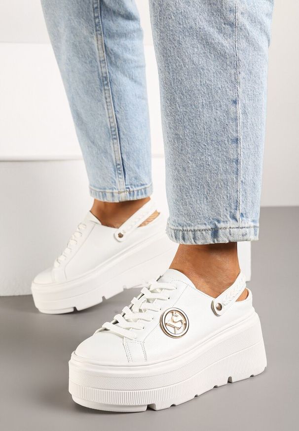 Renee - Białe Sneakersy Vices na Platformie z Tłoczeniem Paskiem na Pięcie i Metaliczną Aplikacją Selfedi. Okazja: na co dzień. Zapięcie: pasek. Kolor: biały. Materiał: jeans. Wzór: aplikacja. Obcas: na platformie