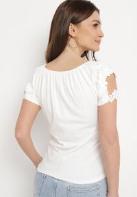 Born2be - Biały Bawełniany T-shirt z Koronką i Wycięciami na Rękawach Imilalca. Kolor: biały. Materiał: koronka, bawełna. Wzór: koronka. Sezon: lato