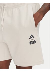 Adidas - adidas Szorty sportowe Star Wars The Mandalorian™ JI5721 Beżowy Regular Fit. Kolor: beżowy. Materiał: syntetyk, bawełna. Wzór: motyw z bajki. Styl: sportowy #2