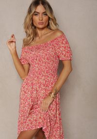 Renee - Fuksjowa Rozkloszowana Sukienka Bawełniana w Kwiaty z Hiszpańskim Dekoltem Xallona. Kolor: różowy. Materiał: bawełna. Długość rękawa: krótki rękaw. Wzór: kwiaty. Sezon: lato, wiosna #4
