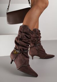 Born2be - Brązowe Marszczone Botki na Obcasie Typu Kaczuszka ze Sznurkiem i Ozdobą Avidvire. Okazja: na co dzień. Kolor: brązowy. Materiał: jeans. Wzór: aplikacja. Obcas: na obcasie. Styl: casual, elegancki. Wysokość obcasa: średni #4