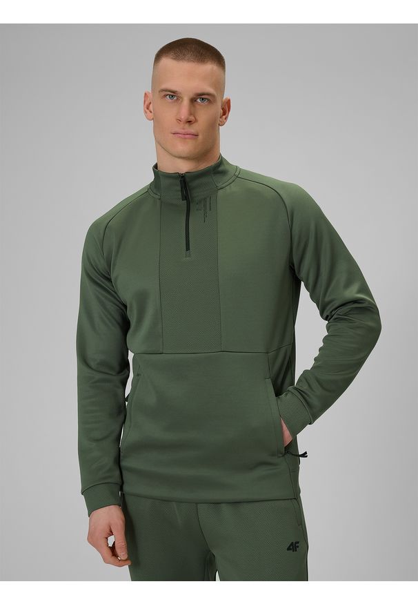 4f - 4F Bluza treningowa regular szybkoschnąca męska - khaki M. Typ kołnierza: kołnierzyk stójkowy. Kolor: oliwkowy, brązowy, wielokolorowy. Materiał: materiał