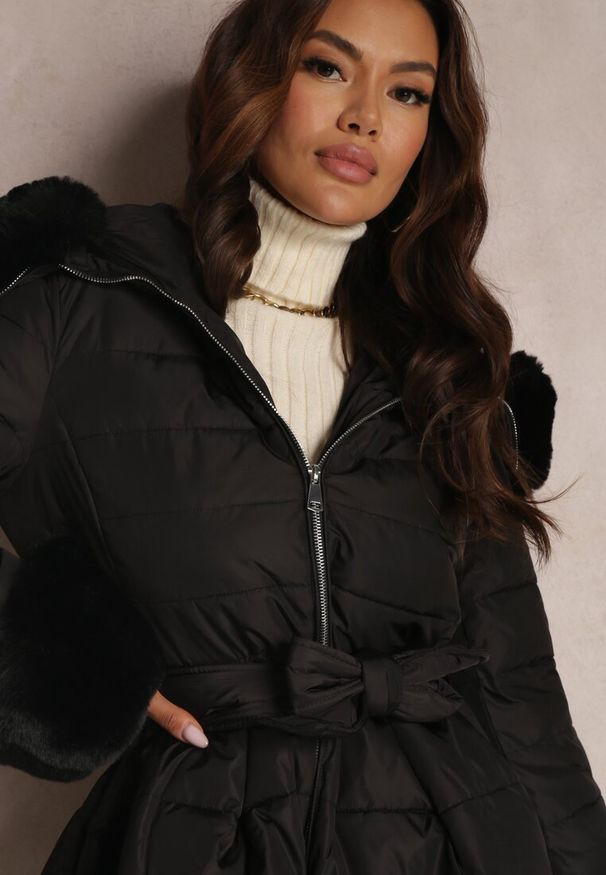 Renee - Czarna Kurtka Pikowana z Futerkiem Pasilinai. Kolor: czarny. Materiał: futro. Długość rękawa: długi rękaw. Długość: długie. Sezon: zima, jesień