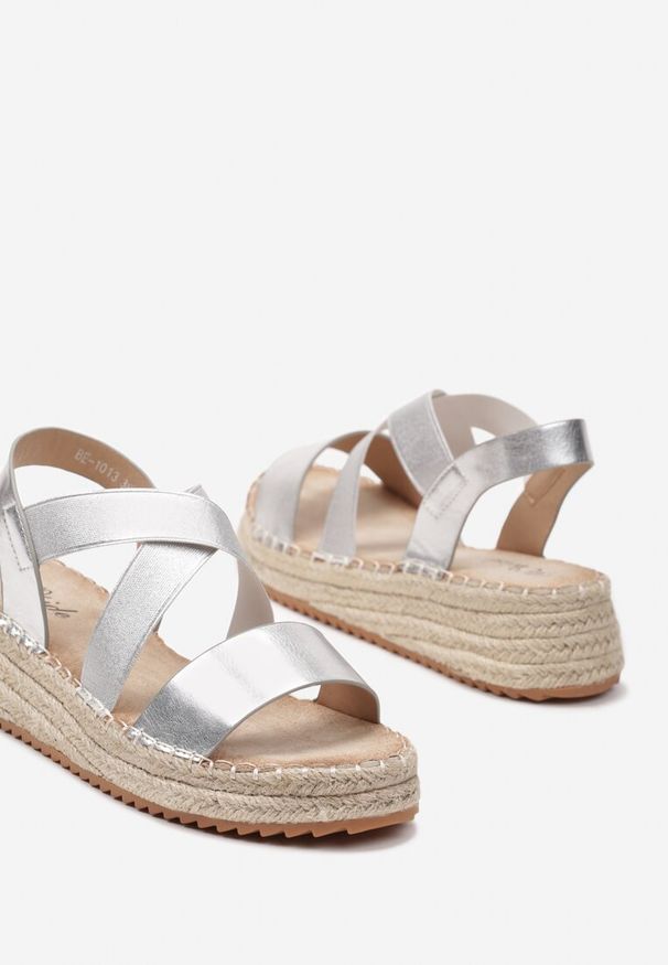 Renee - Srebrne Sandały na Platformie w Stylu Boho z Paskami o Metalicznym Połysku Moonrera. Zapięcie: pasek. Kolor: srebrny. Materiał: len. Sezon: lato. Obcas: na platformie. Styl: boho. Wysokość obcasa: średni