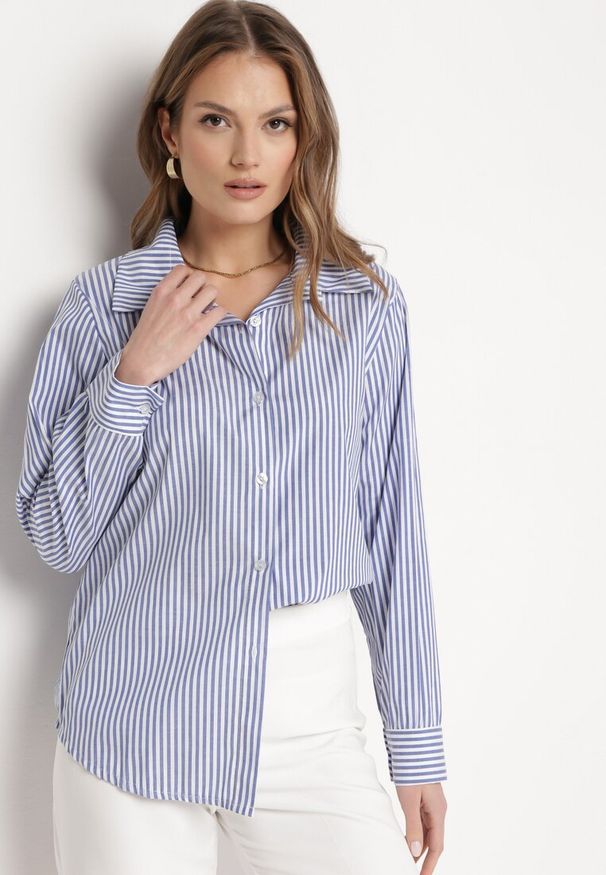 Born2be - Granatowa Klasyczna Koszula w Paski Dettiana. Okazja: na spotkanie biznesowe. Typ kołnierza: kołnierzyk klasyczny. Kolor: niebieski. Wzór: paski. Styl: klasyczny