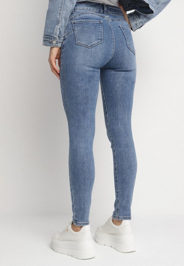 Born2be - Jasnoniebieskie Jeansy z Bawełną i Efektem Push Up o Dopasowanym Kroju Flortebia. Okazja: na co dzień. Kolor: niebieski. Styl: casual, elegancki