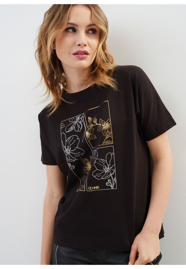 Ochnik - Czarny bawełniany T-shirt damski z aplikacją. Kolor: czarny. Materiał: bawełna. Wzór: aplikacja