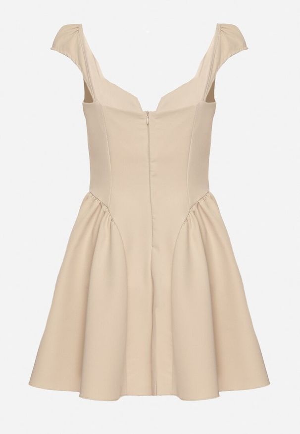 Born2be - Beżowa Rozkloszowana Sukienka z Ozdobnym Dekoltem i Guzikami Salasesia. Okazja: na co dzień. Typ kołnierza: dekolt kwadratowy. Kolor: beżowy. Styl: casual, elegancki