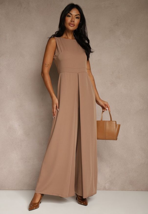 Renee - Ciemnobeżowy Taliowany Kombinezon Ozdobiony Zakładkami Berinola. Okazja: na imprezę. Kolor: beżowy. Wzór: aplikacja. Styl: elegancki