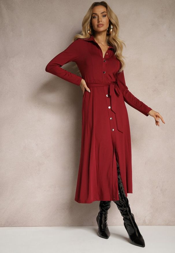 Renee - Bordowa Długa Sukienka Koszulowa z Wiązaniem w Talii Levae. Okazja: do pracy, na co dzień. Kolor: czerwony. Materiał: wiskoza. Typ sukienki: koszulowe. Styl: elegancki, casual. Długość: maxi