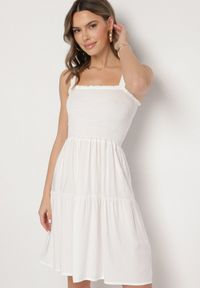 Born2be - Biała Rozkloszowana Sukienka na Ramiączkach z Wiskozy Miravelia. Okazja: na co dzień. Typ kołnierza: dekolt kwadratowy. Kolor: biały. Materiał: wiskoza. Długość rękawa: na ramiączkach. Typ sukienki: proste. Styl: casual #5