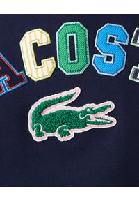 Lacoste - LACOSTE - Granatowa bluza z kolorowym logo. Kolor: niebieski. Materiał: bawełna, prążkowany. Wzór: kolorowy #4