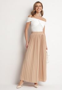 Born2be - Beżowa Spódnica o Rozkloszowanym Kroju z Plisami i Gumką w Talii Ulithra. Okazja: na co dzień. Kolor: beżowy. Styl: klasyczny, elegancki, casual