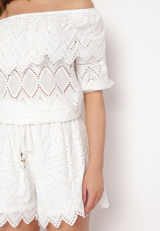 Born2be - Biały Ażurowy Komplet Letni z Bawełny Bluzka Hiszpanka i Szorty Anlira. Kolor: biały. Materiał: bawełna. Wzór: ażurowy