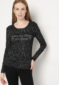 Born2be - Czarna Bluzka Typu Longsleeve z Geometrycznym Wzorem Unila. Okazja: na spotkanie biznesowe, do pracy, na co dzień. Kolor: czarny. Materiał: jeans. Długość rękawa: długi rękaw. Wzór: geometria. Styl: biznesowy, casual