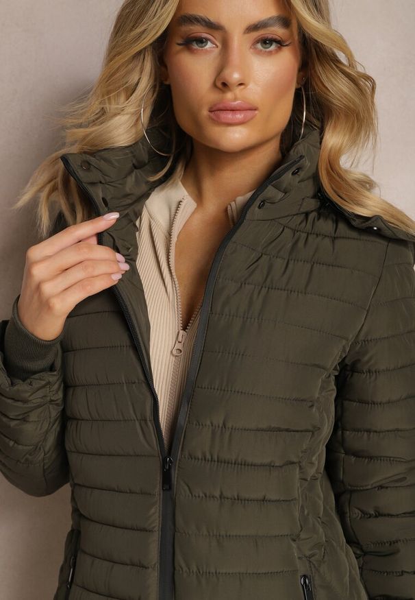Renee - Ciemnozielona Kurtka do Kolan Pikowana Garle. Okazja: na co dzień. Kolor: zielony. Materiał: jeans, tkanina. Długość: do kolan. Styl: elegancki, casual