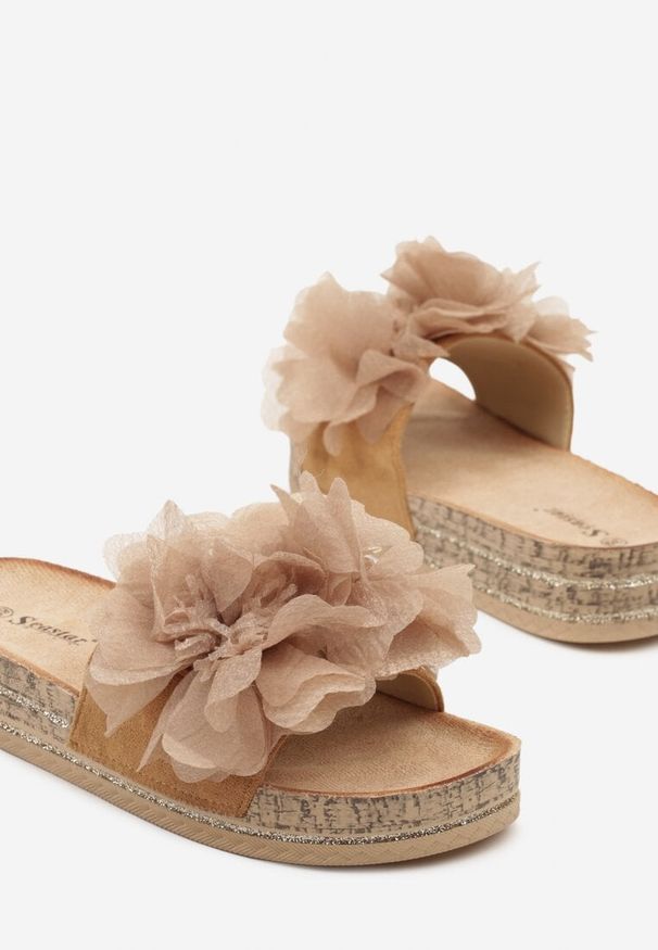Born2be - Ciemnobeżowe Klapki Zdobione Kwiatową Aplikacją Tanaviela. Okazja: na co dzień. Kolor: beżowy. Wzór: aplikacja, kwiaty. Obcas: na obcasie. Styl: casual. Wysokość obcasa: średni