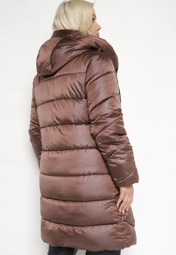 Born2be - Brązowa Pikowana Kurtka z Kapturem i Kieszeniami na Napy Inasia. Okazja: na co dzień. Typ kołnierza: kaptur. Kolor: brązowy. Materiał: jeans. Styl: casual, elegancki